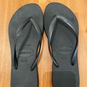 Black havainas flip flops